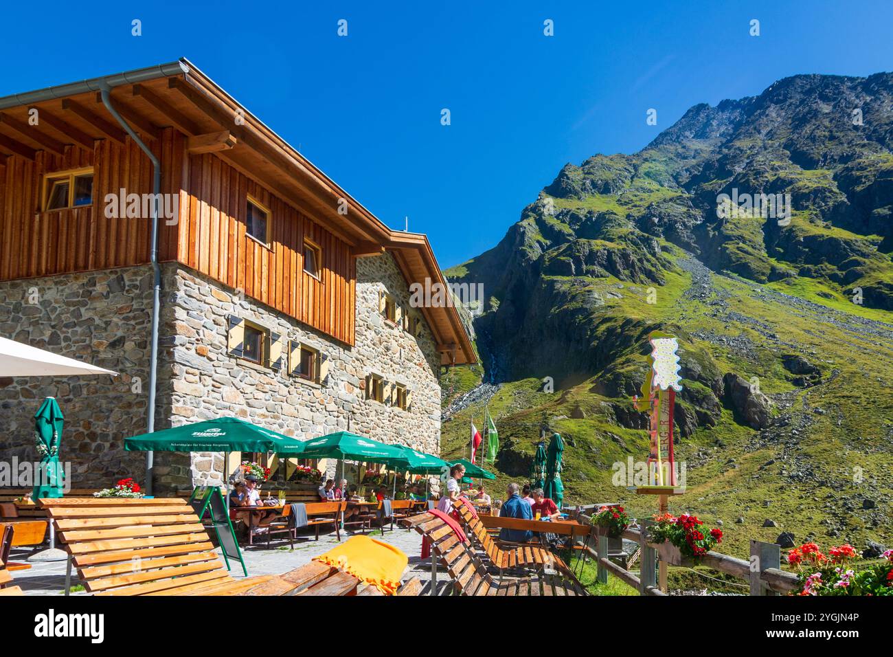 Alpi dello Stubai (Stubaier Alpen), valle del Sulztal, rifugio Amberger Hütte a Ötztal, Tirolo, Austria Foto Stock