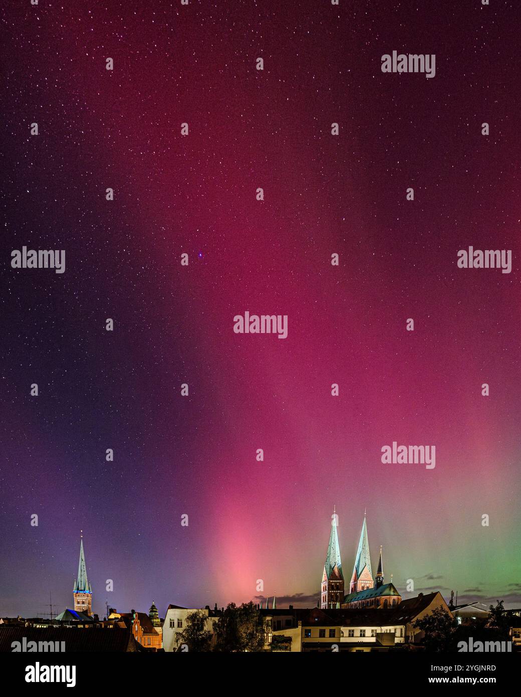 Aurora boreale sopra le chiese della città vecchia di Lübeck Foto Stock