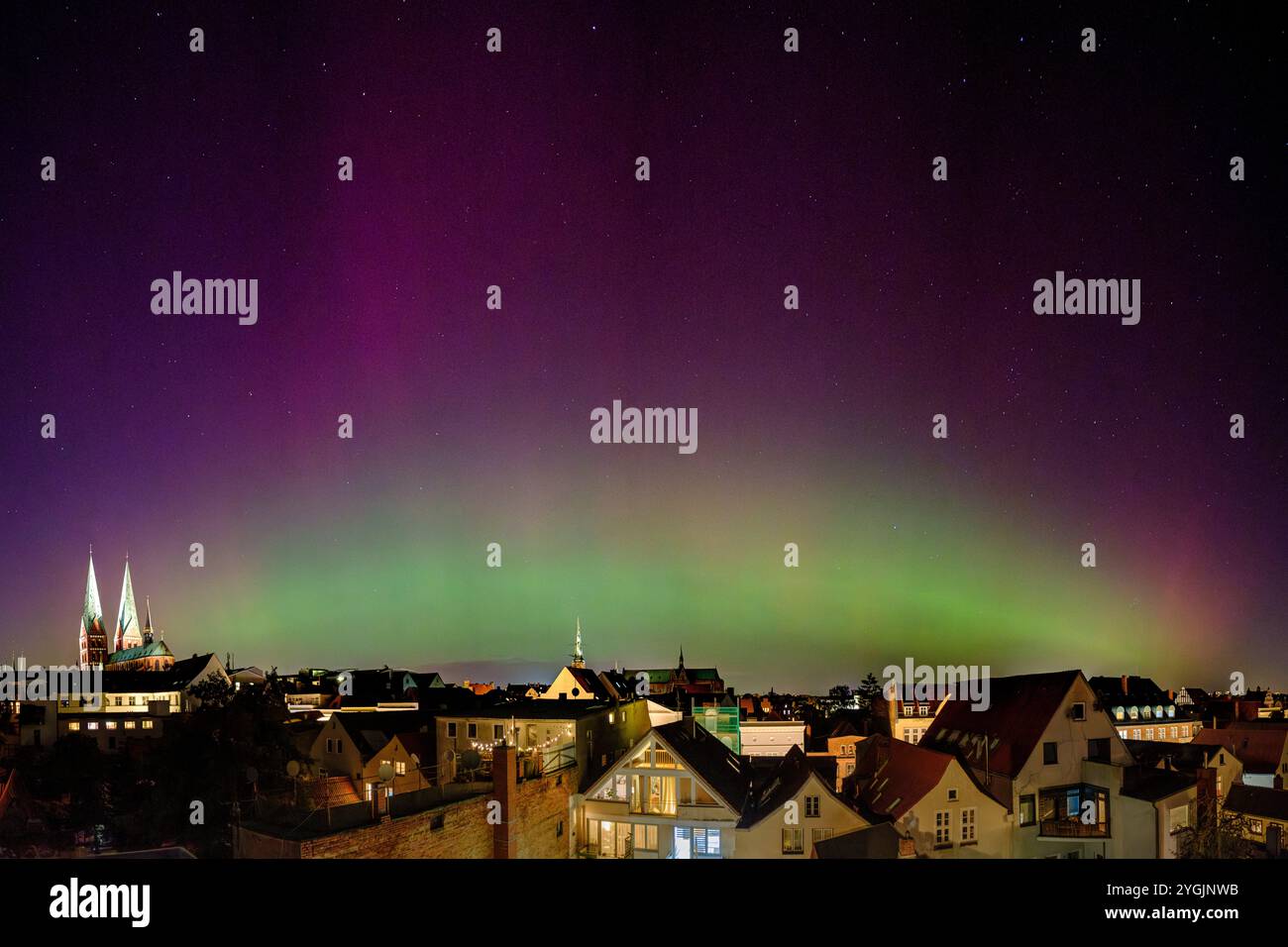 Foto panoramica dell'aurora boreale sulla città vecchia di Lübeck Foto Stock