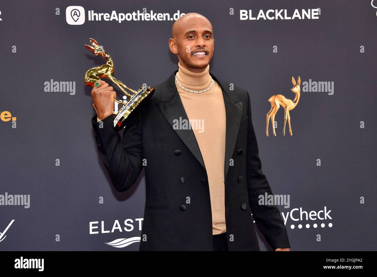 Tedros Teclebrhan bei der 76. Bambi-Verleihung 2024 nei den Bavaria Filmstudios. München, 07.11.2024 *** Tedros Teclebrhan ai Bambi Awards 76 2024 nei Bavaria Filmstudios Monaco di Baviera, 07 11 2024 foto:XS.xSpöttelx/xFuturexImagex bambi2024_0535 Foto Stock