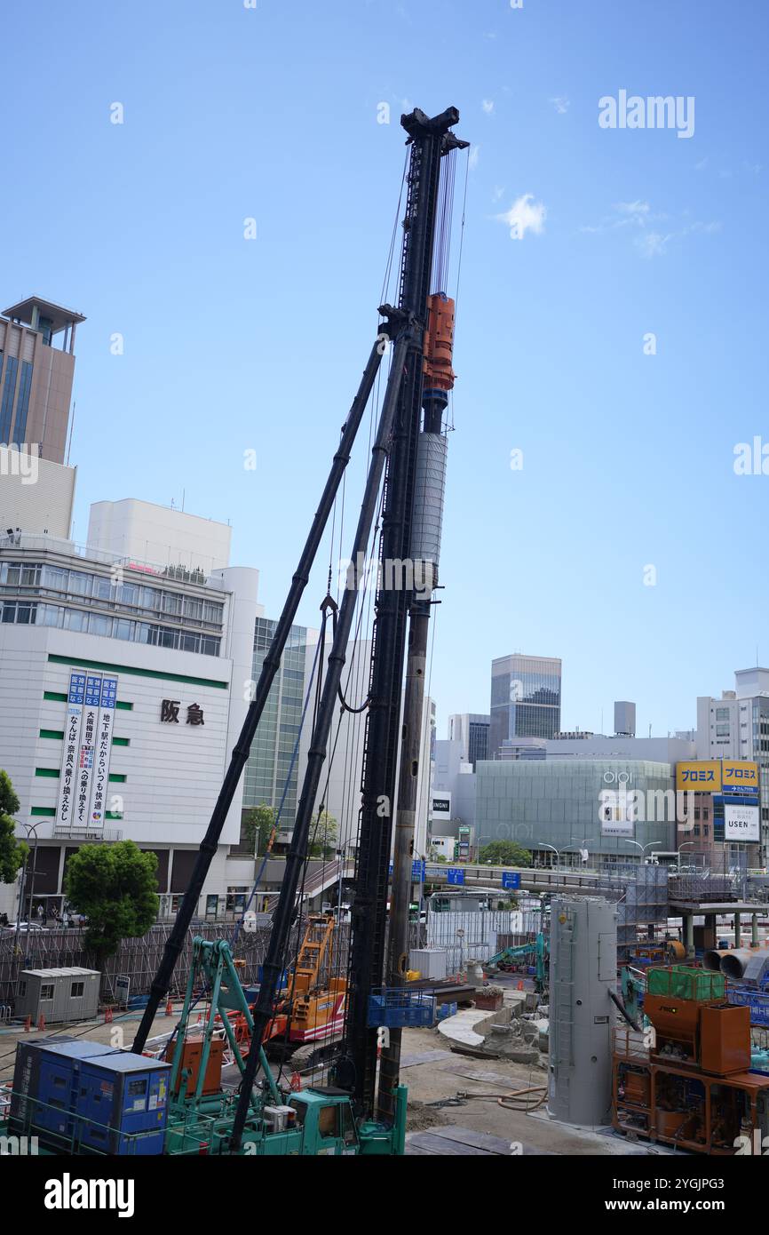 Scena di costruzione e folla di fronte alla stazione di Sannomiya a Sannomiya, Kobe City, prefettura di Hyogo, Giappone, durante l'estate di Obon del 2024. Foto Stock
