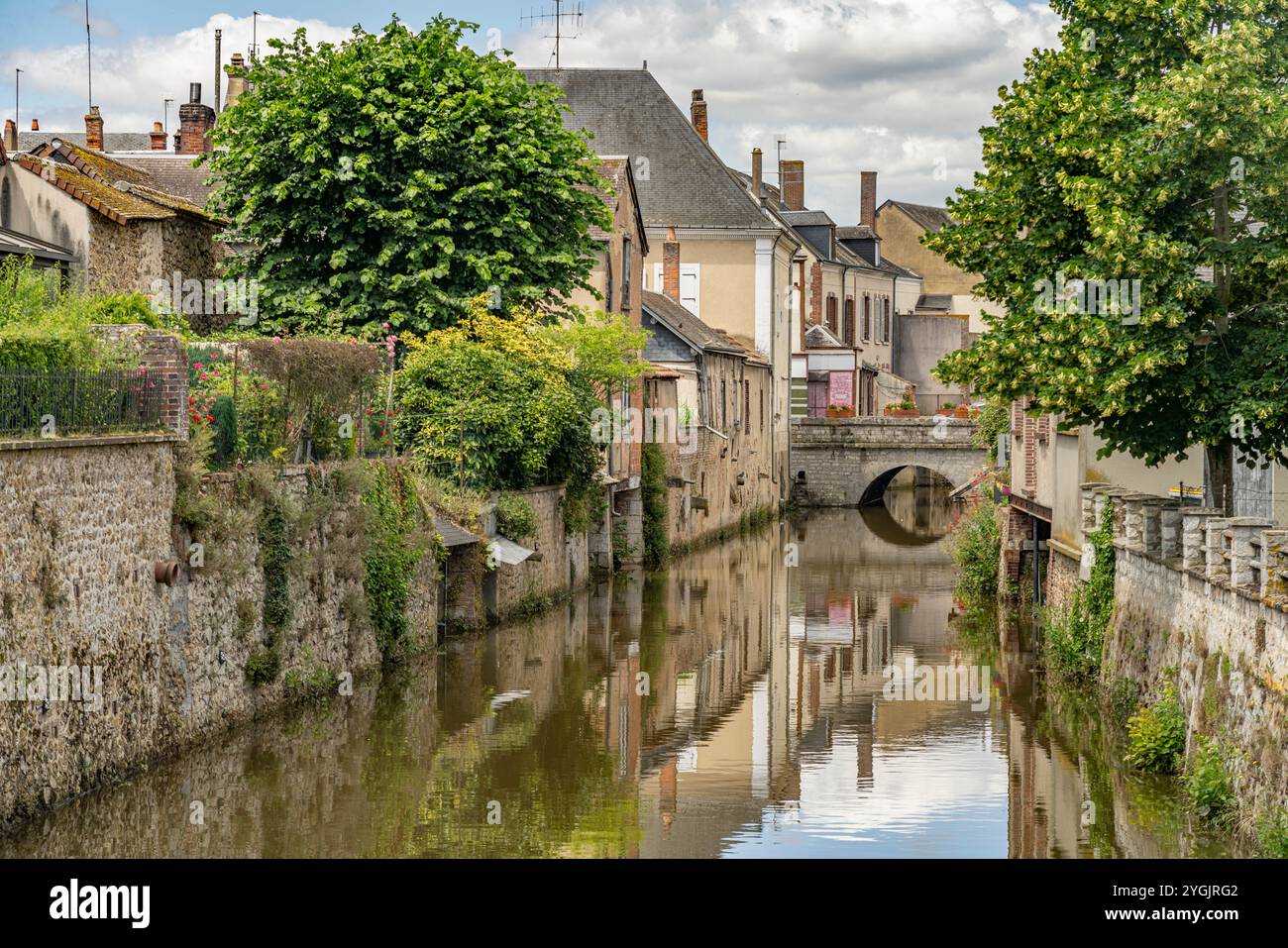 Fossato nel centro storico di Bonneval, Centro-Val de Loire, Francia, Europa Foto Stock