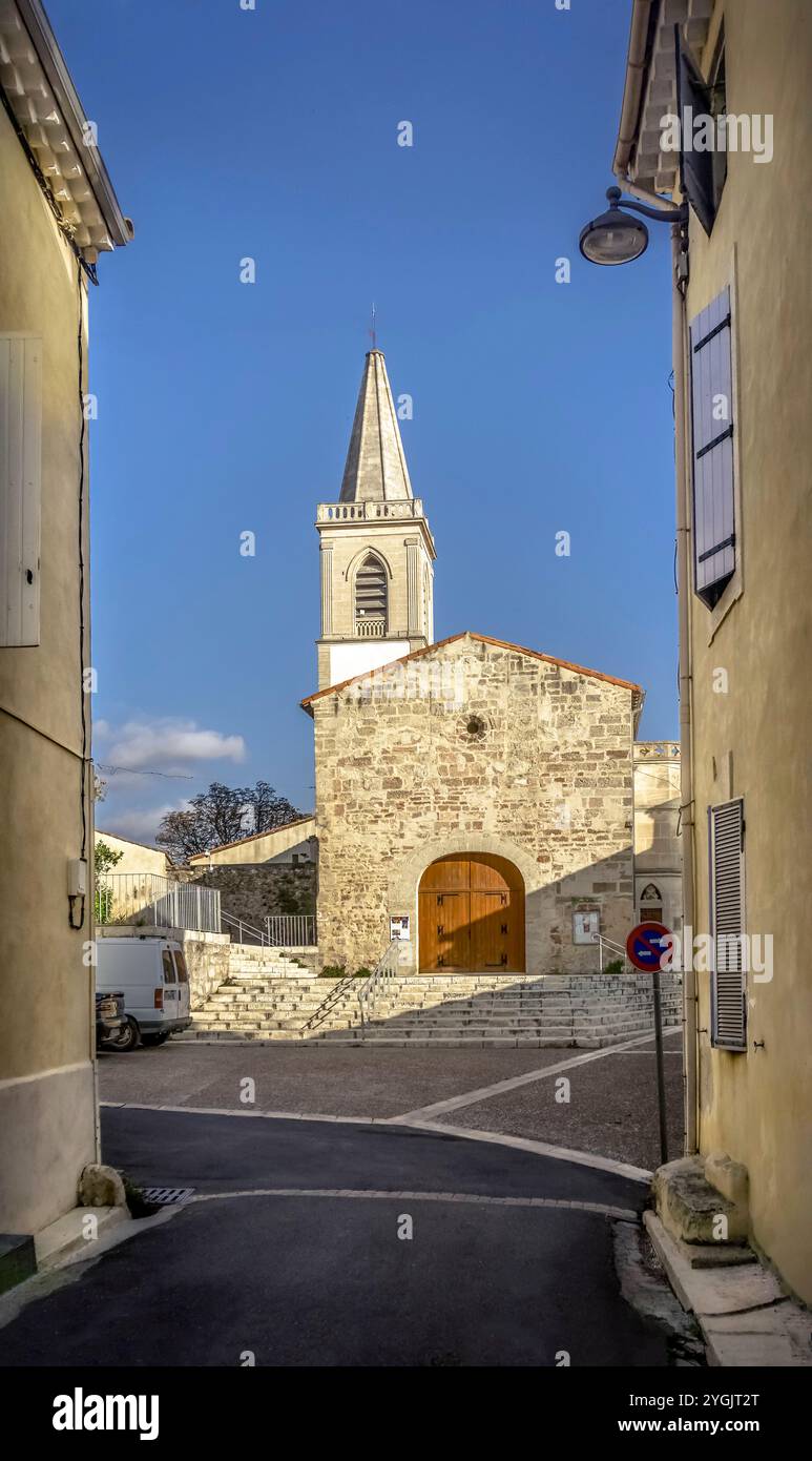 La chiesa di San Sinfonia a Maurassan è stata costruita in stile architettonico romano. Foto Stock