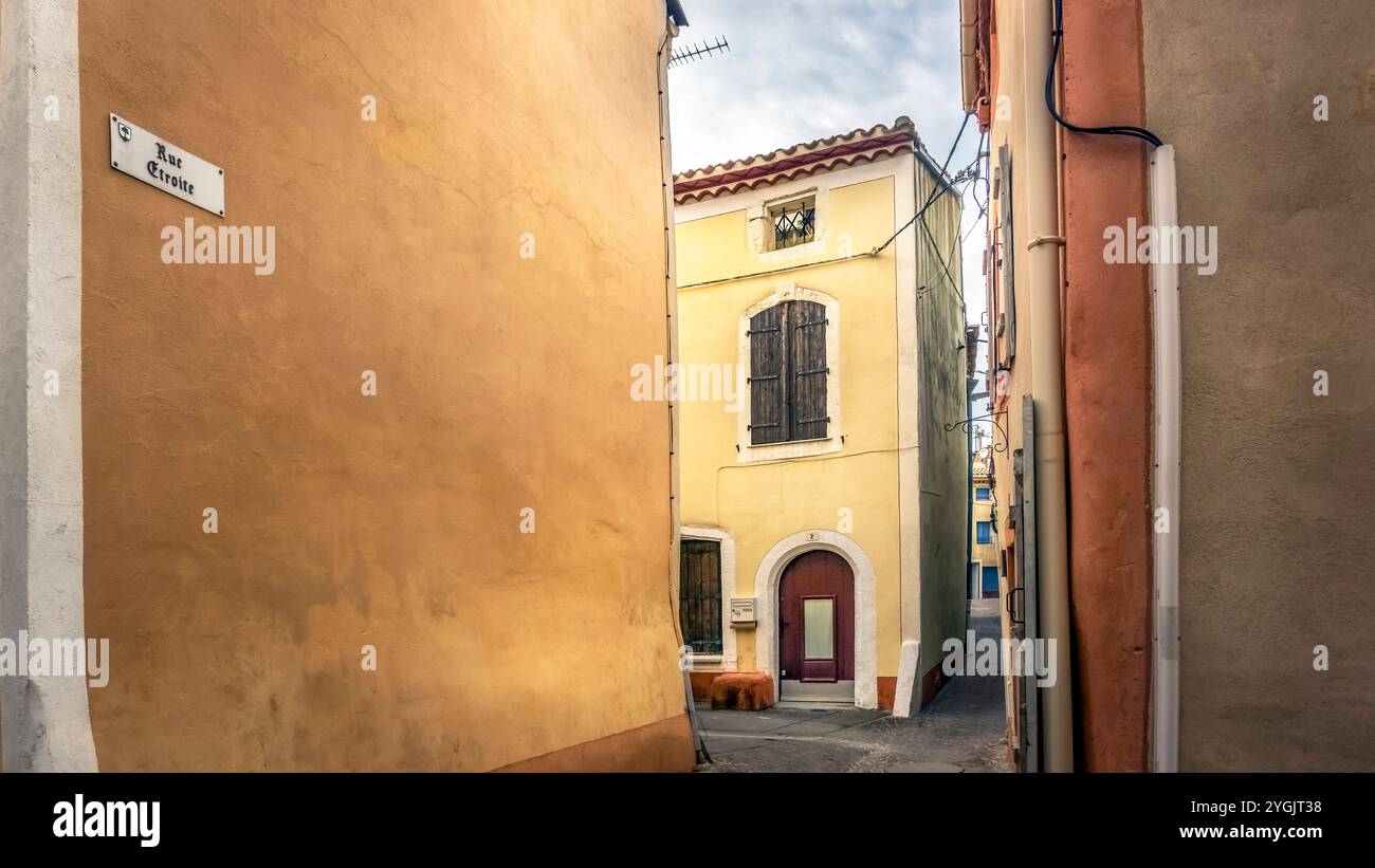 Vicolo del villaggio, testimonianza dell'architettura tradizionale del Medioevo a Fleury d'Aude. Foto Stock