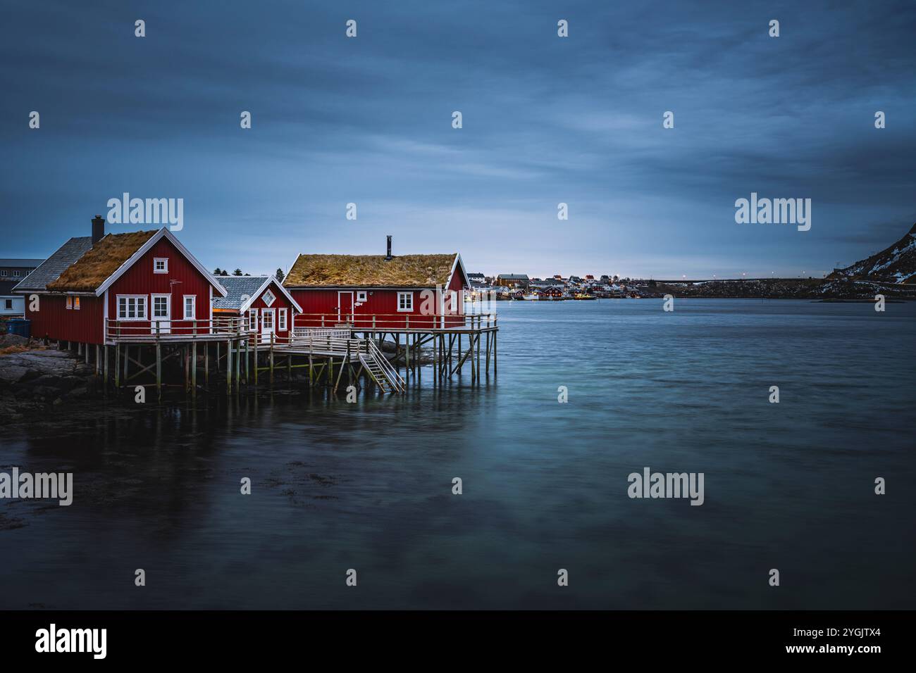 Lofoten, Norvegia, inverno, case rosse, palafitte Foto Stock