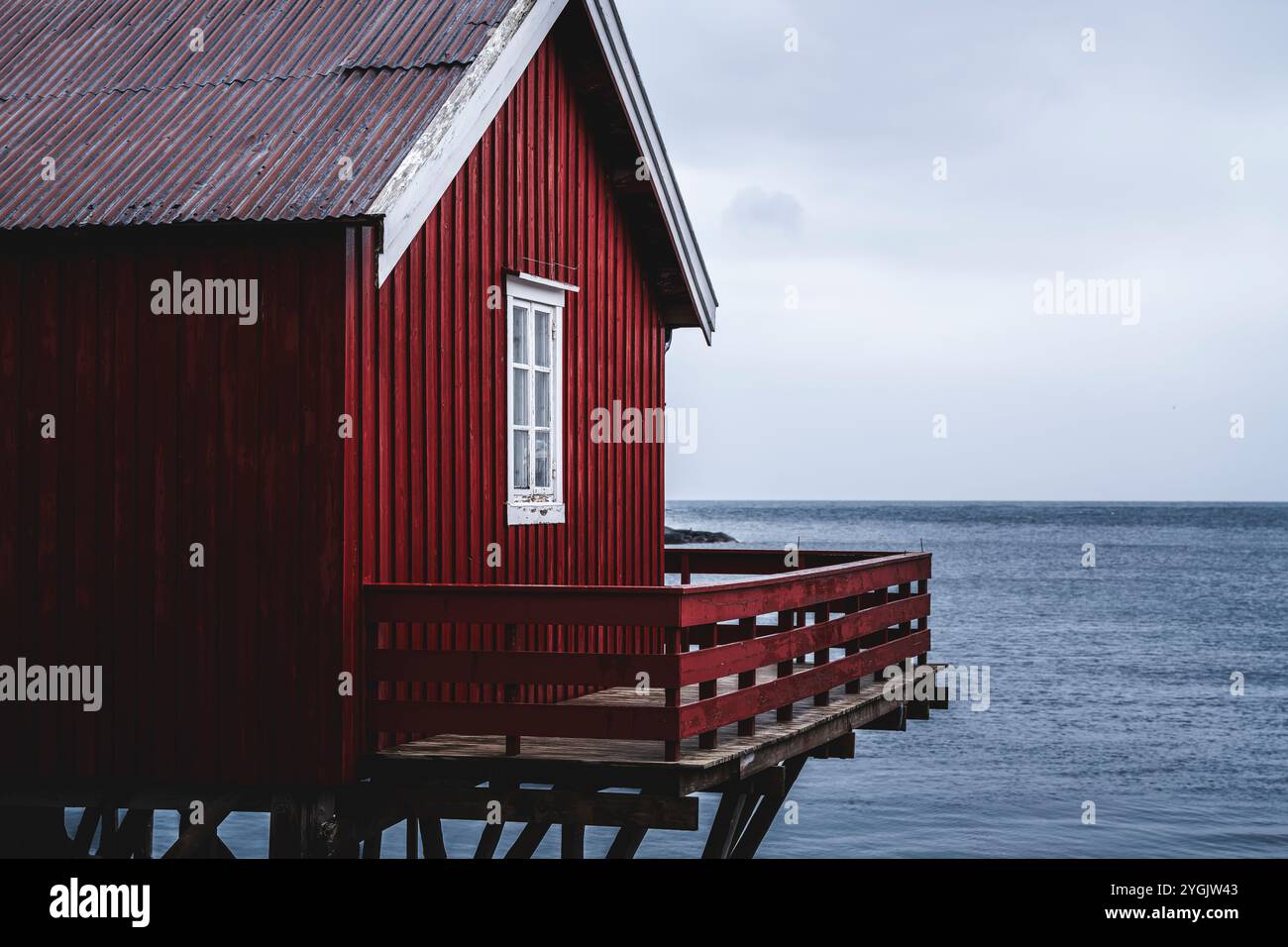 Lofoten, Norvegia, inverno, capanna rossa Foto Stock