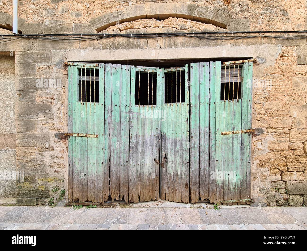 Vecchia porta di legno, Spagna, Isole Baleari, Maiorca Foto Stock