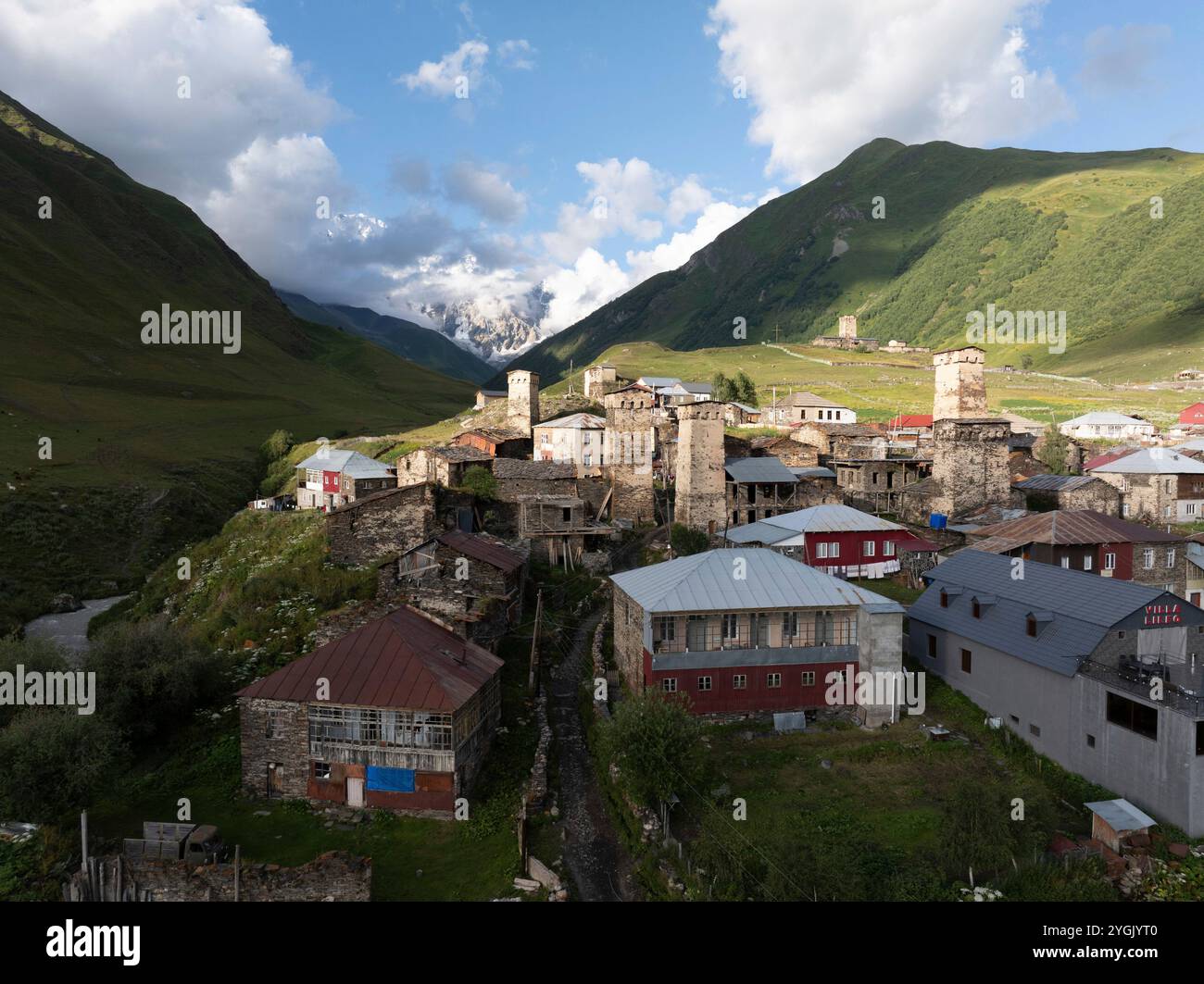 Il villaggio di montagna di Ushguli con le sue vecchie torri di guardia nel Caucaso, Georgia Foto Stock