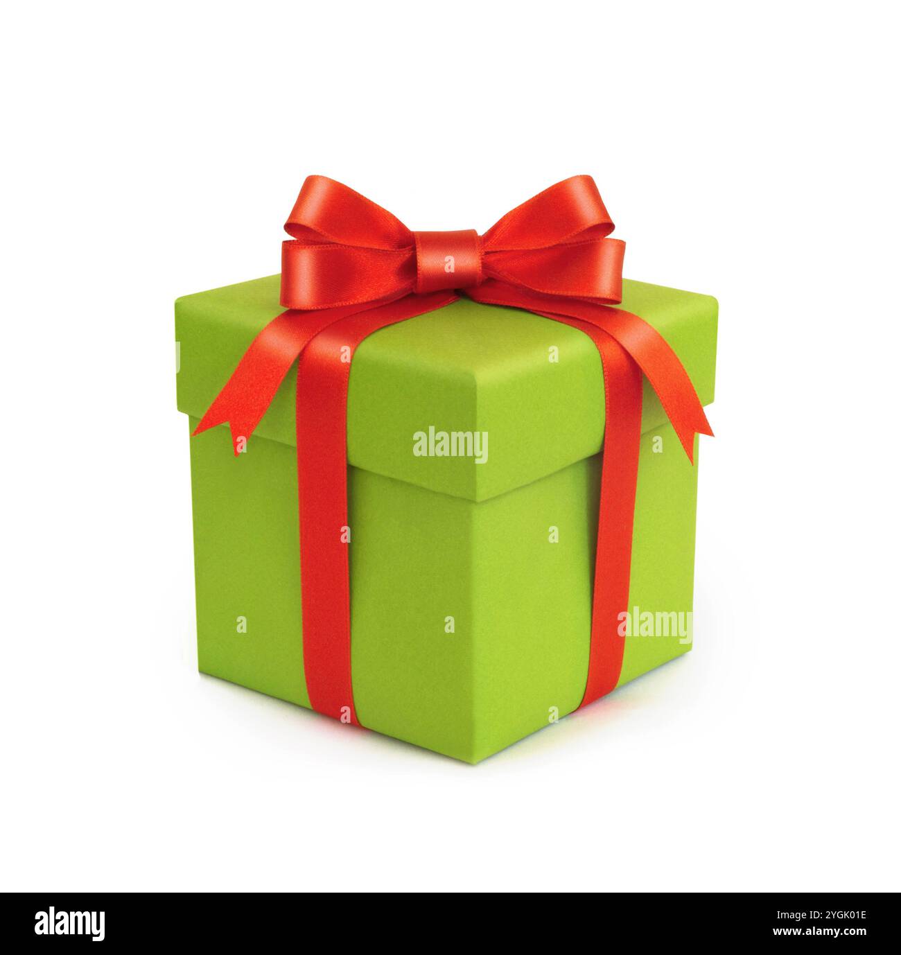 Confezione regalo verde con fiocco a nastro rosso isolato su bianco Foto Stock