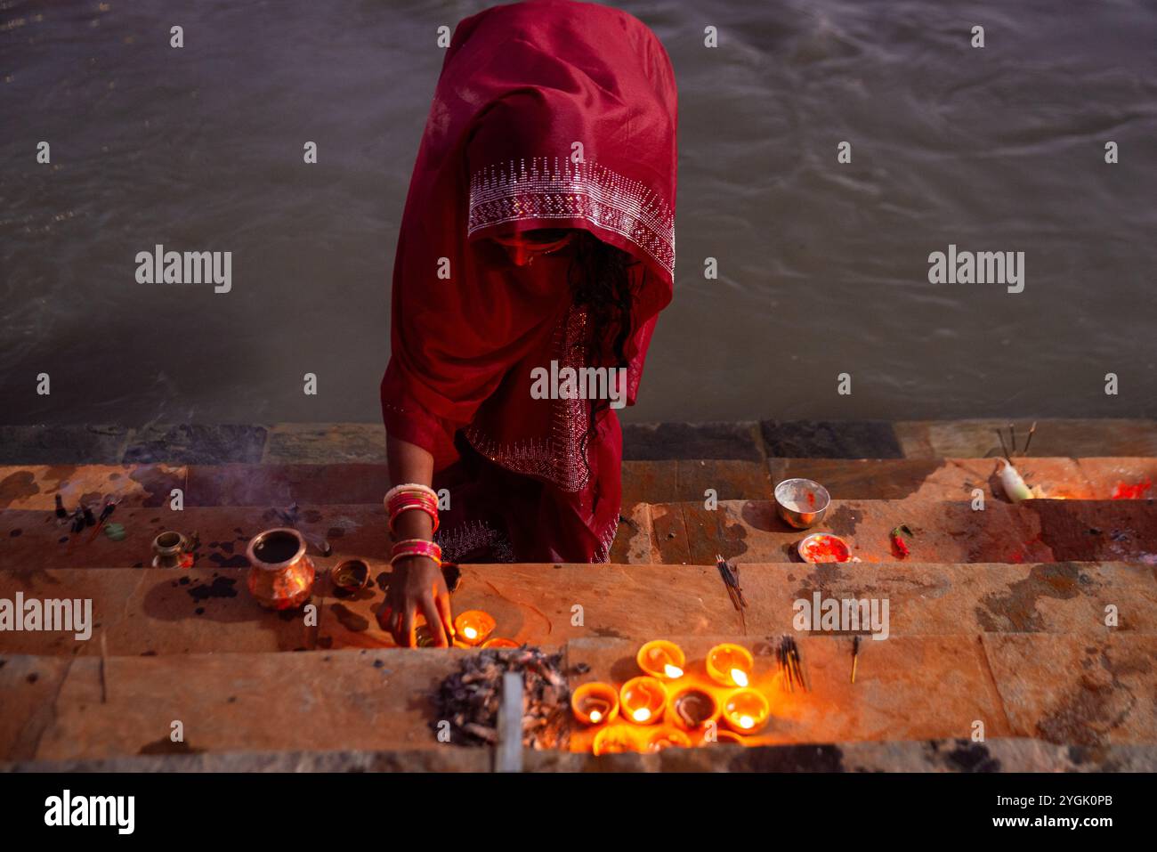 Kathmandu, Nepal. 7 novembre 2024. I devoti eseguono rituali durante la celebrazione di Chhath puja al fiume Bagmati. La festa di Chhath è celebrata per adorare il Dio del Sole, dove i devoti rendono omaggio al sole e a sua sorella "Chhathi Maiya". Il Chhath Puja viene eseguito per ringraziare dio Sole per aver sostenuto la vita sulla terra e per richiedere la concessione di certi desideri. (Foto di Bivas Shrestha/SOPA Images/Sipa USA) credito: SIPA USA/Alamy Live News Foto Stock