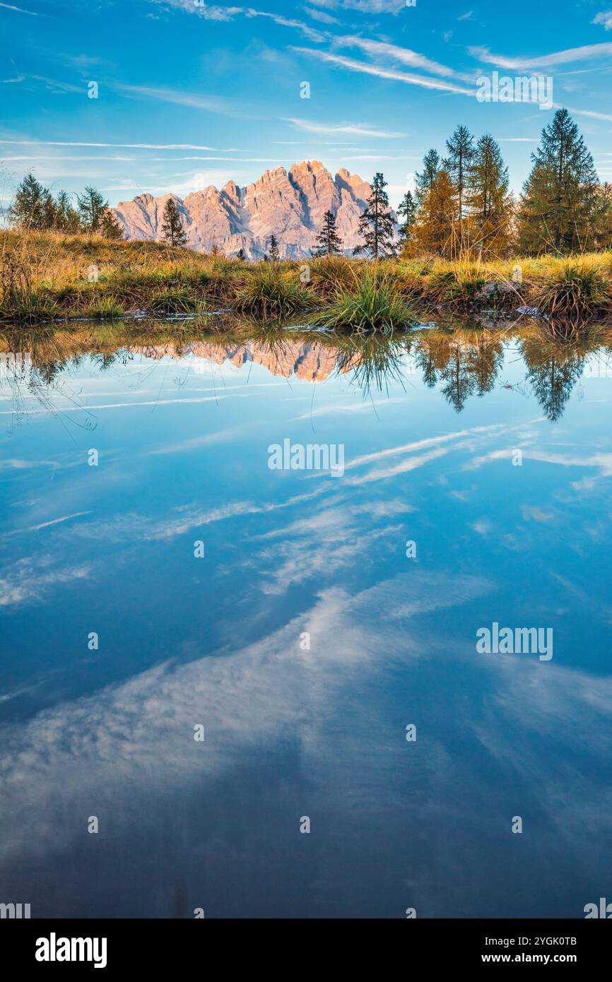 Piccolo specchio d'acqua nei pascoli di Malga Federa con il monte cristallo sullo sfondo, Cortina d'Ampezzo, provincia di Belluno, Veneto, Italia Foto Stock