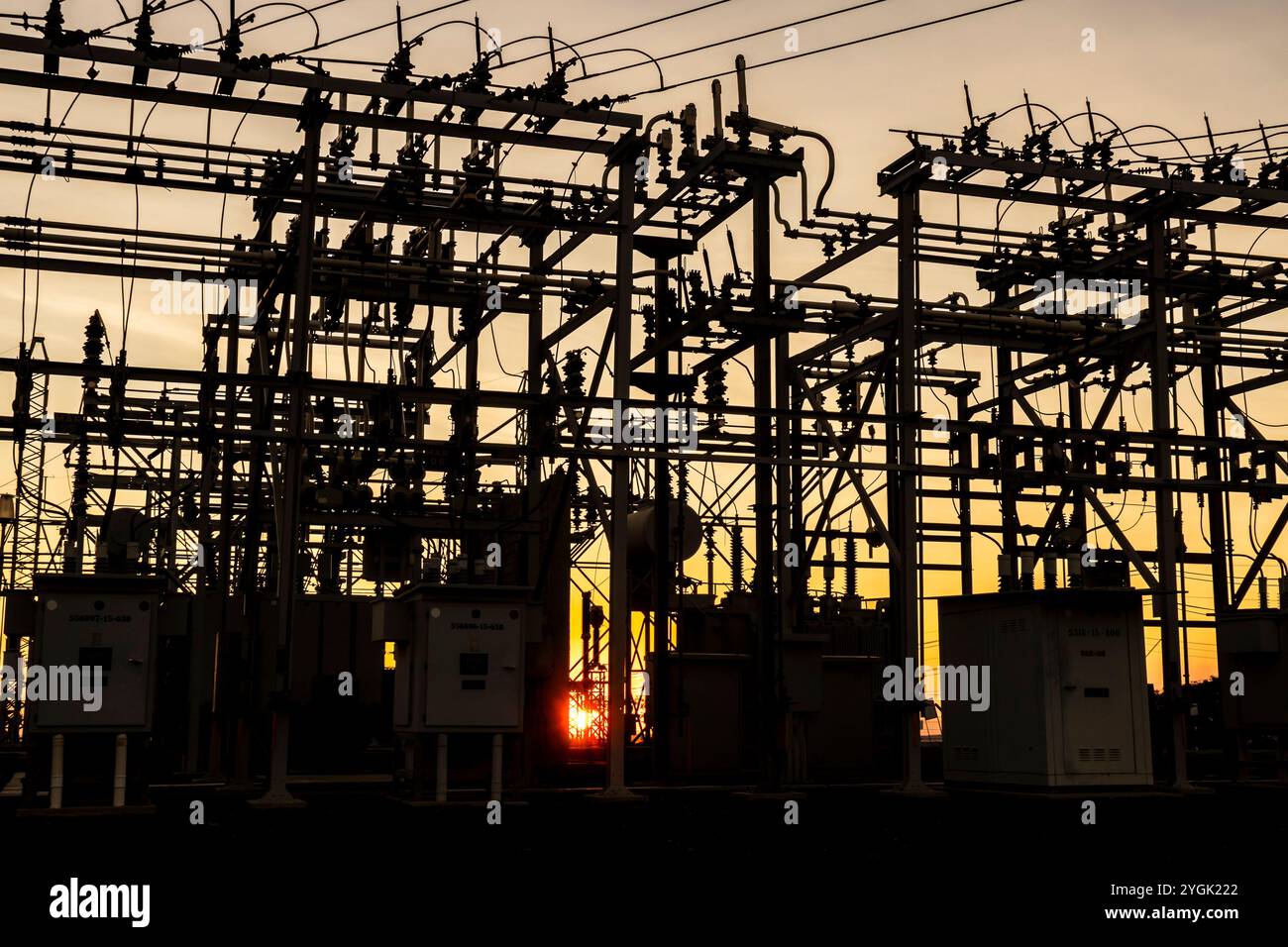 Sagoma della sottostazione per la distribuzione di energia elettrica con in Brasile, con sfondo tramonto Foto Stock