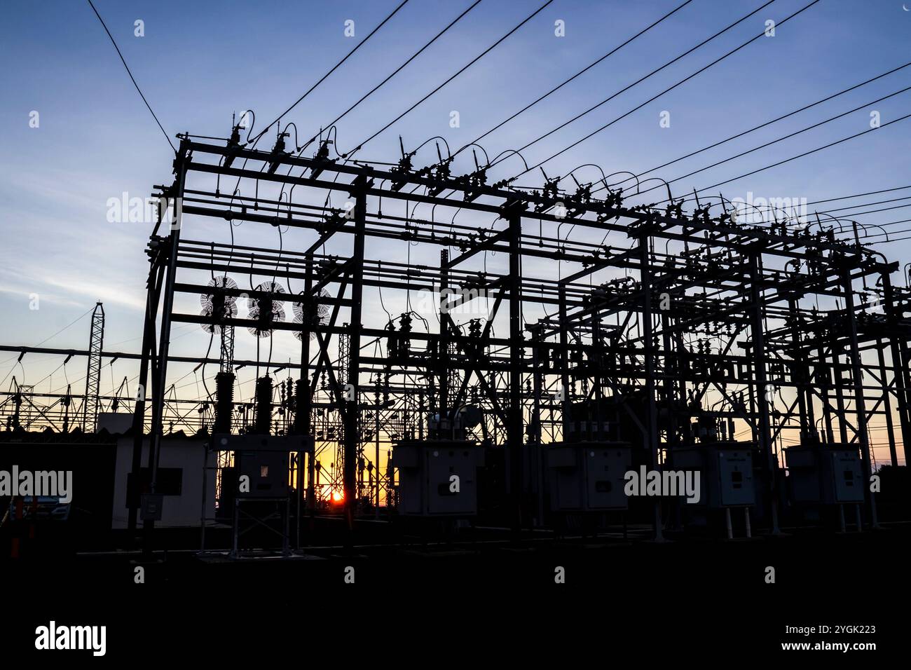 Sagoma della sottostazione per la distribuzione di energia elettrica con in Brasile, con sfondo tramonto Foto Stock