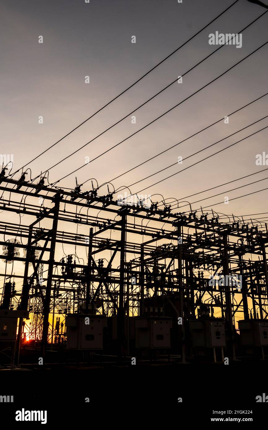 Sagoma della sottostazione per la distribuzione di energia elettrica con in Brasile, con sfondo tramonto Foto Stock