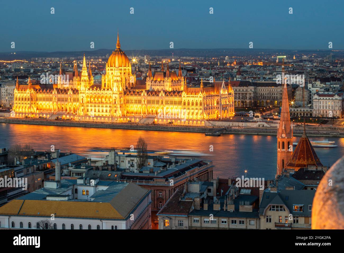 Una vista incredibile della città all'alba o al tramonto. Ampio panorama cittadino con edifici storici sul Danubio. Preso dalla collina di Buda, t Foto Stock