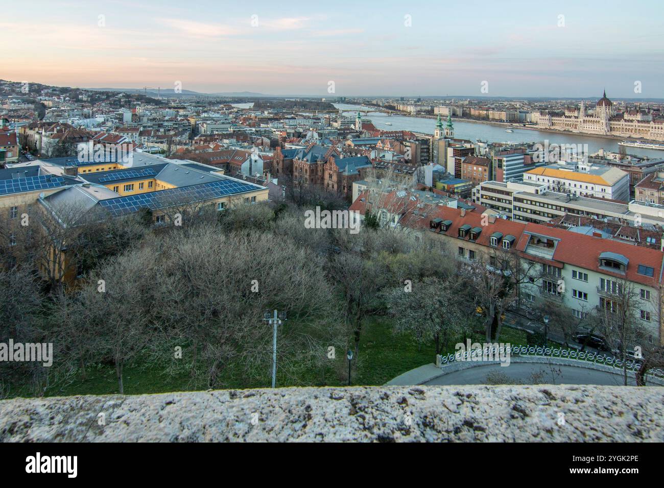 Una vista incredibile della città all'alba o al tramonto. Ampio panorama cittadino con edifici storici sul Danubio. Preso dalla collina di Buda, t Foto Stock