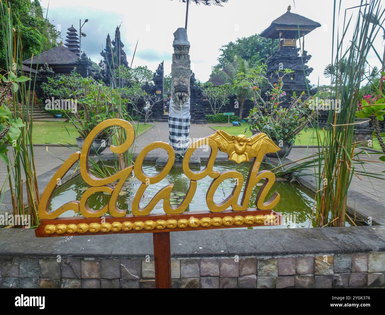 Complesso di templi della fede indù. Tempio in pietra lavica di fronte a una grotta sacra di pipistrelli del tempio di Goa Lawah, Bali, Indonesia Foto Stock