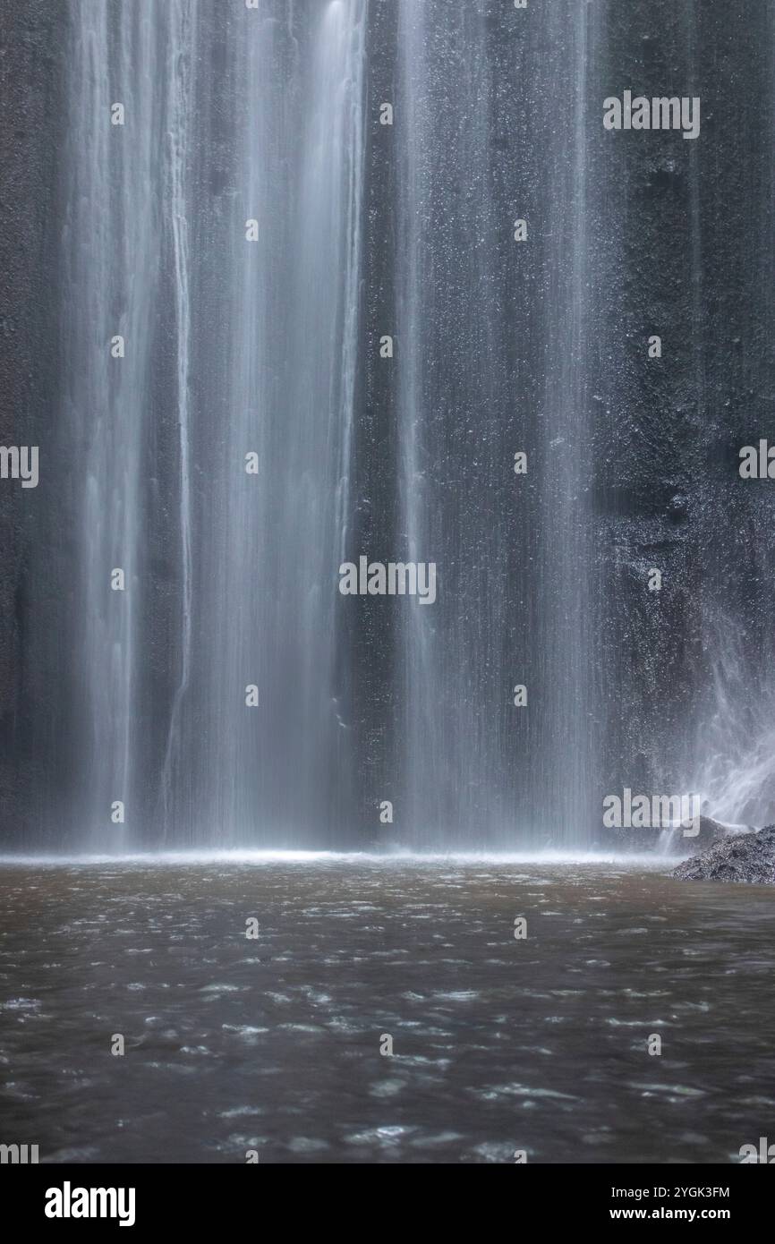 Cascata in un canyon tropicale naturale. Splendido fiume nascosto e cascata Tukad Cepung Waterfall a Bali, Indonesia Foto Stock