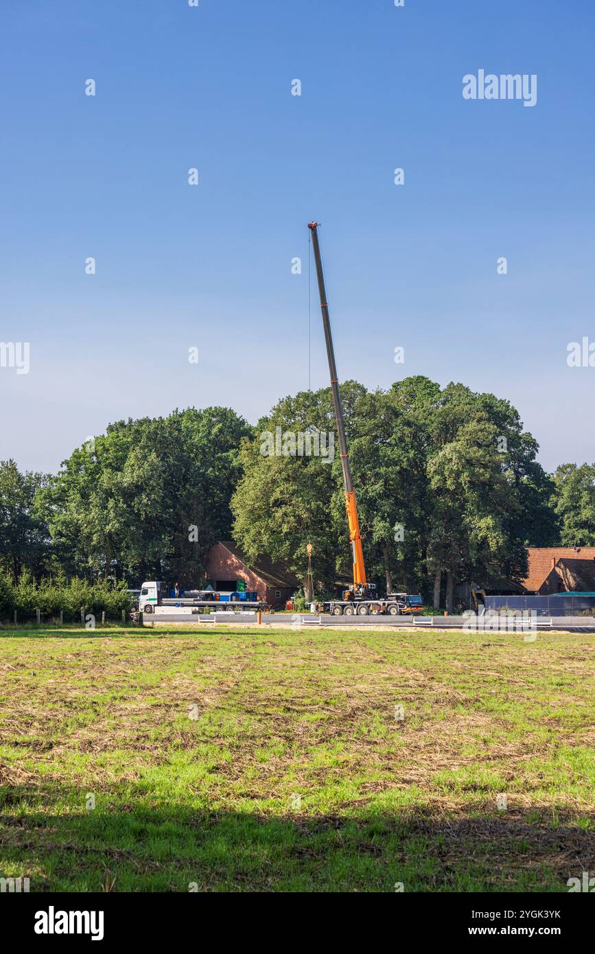 Costruzione di un sito che costruisce la base per un nuovo blocco stabile in un campo rurale Foto Stock