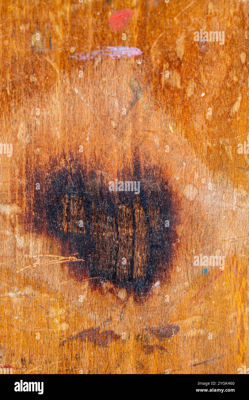 Sezione di una tavola di legno sbiadita, forma di cuore, spazio di testo Foto Stock