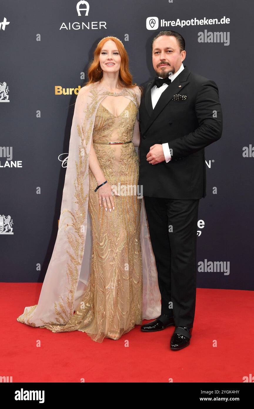 Barbara Meier mit Ehemann Klemens Hallmann bei der 76. Bambi-Verleihung 2024 nei den Bavaria Filmstudios. München, 07.11.2024 *** Barbara Meier con il marito Klemens Hallmann ai Bambi Awards 76 2024 ai Bavaria Film Studios di Monaco di Baviera, 07 11 2024 foto:XS.xSpöttelx/xFuturexImagex bambi2024_9356 Foto Stock