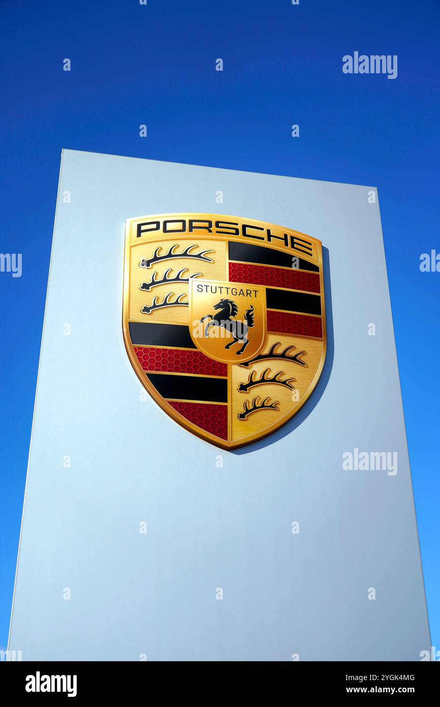 Porsche Center, esterno, pannello con logo Porsche Foto Stock