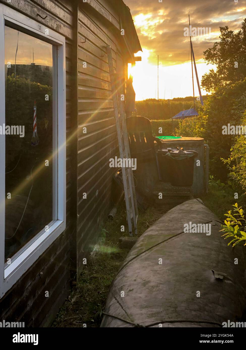Emden, Kleines Meer, tramonto, baracca, casa, tavola da surf, lago, natura, baracca sul mare, casa per il fine settimana, Frisia Orientale, bassa Sassonia, Germania Foto Stock