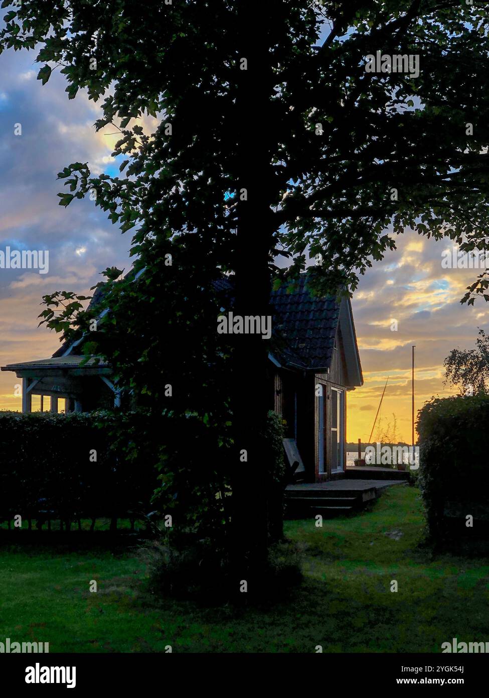 Emden, Kleines Meer, tramonto, baracca, casa, albero, lago, natura, baracca sul mare, casa del fine settimana, Frisia Orientale, bassa Sassonia, Germania Foto Stock