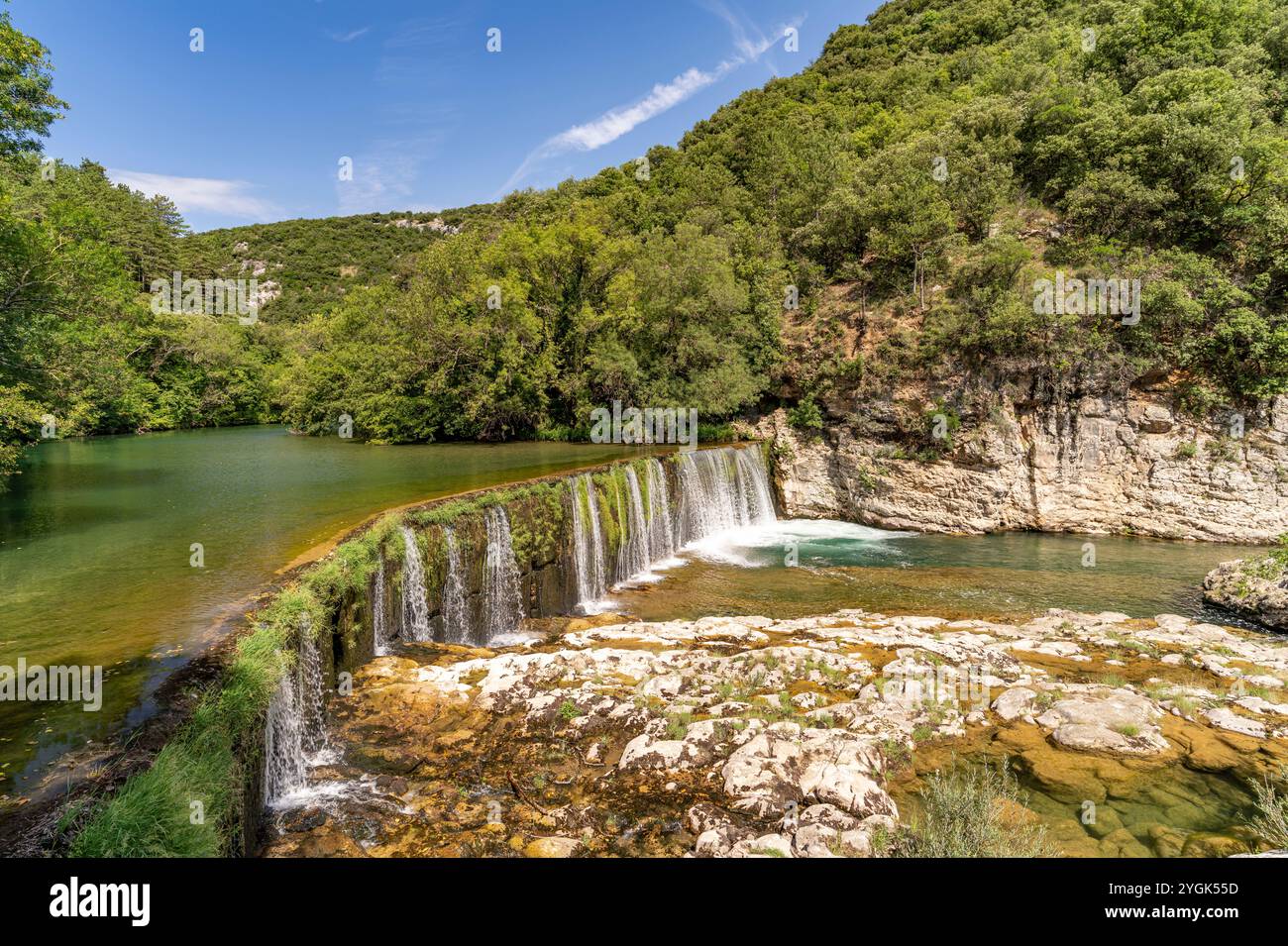 Cascata sul fiume Vis vicino a Saint-Laurent-le-Minier, Francia, Europa Foto Stock