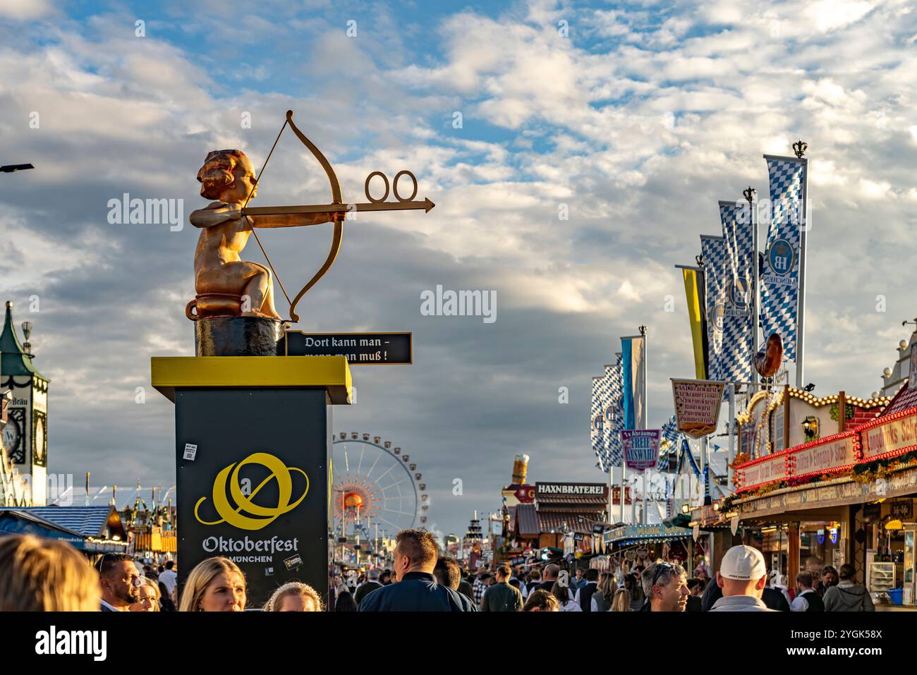 Cartello con le indicazioni per i servizi igienici dell'Oktoberfest 2024 a Monaco, Baviera, Germania Foto Stock