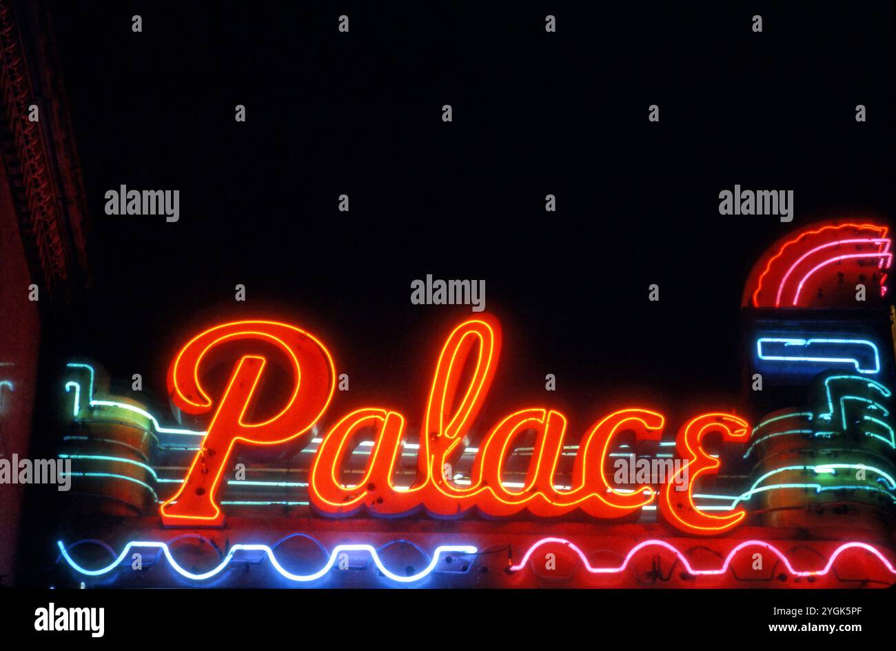 Palazzo, cinema, teatro, tenda, neon, cartello, art deco, architettura, Broadway, centro, Los Angeles, California, Stati Uniti Foto Stock