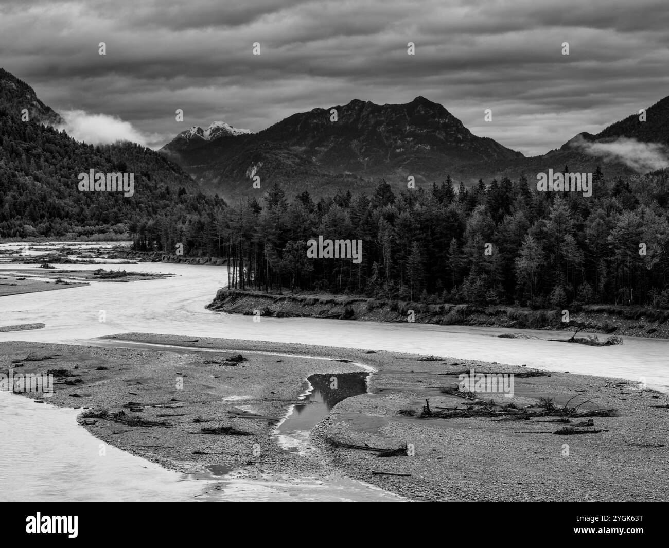 Schwarzenbach sfocia nel Lech vicino a Forchach Foto Stock