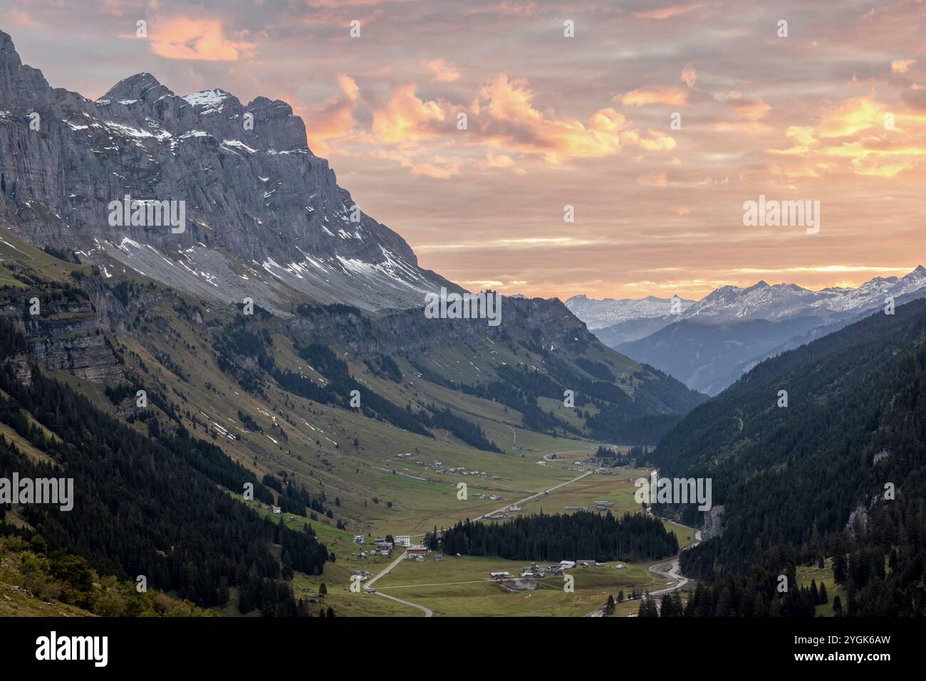 Vista mattutina dal passo di chiusa nelle Alpi svizzere Foto Stock