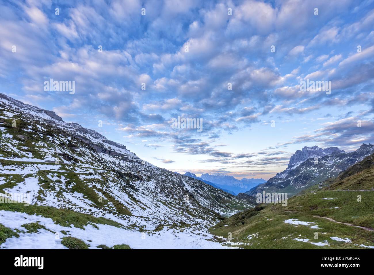 Vista mattutina dal passo di chiusa nelle Alpi svizzere Foto Stock