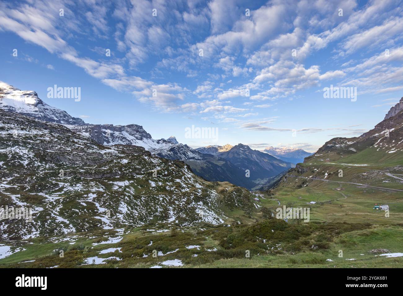 Vista mattutina dal passo di chiusa nelle Alpi svizzere Foto Stock