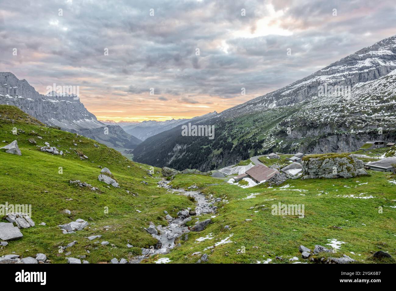 Vista mattutina dal passo di chiusa nelle Alpi svizzere Foto Stock