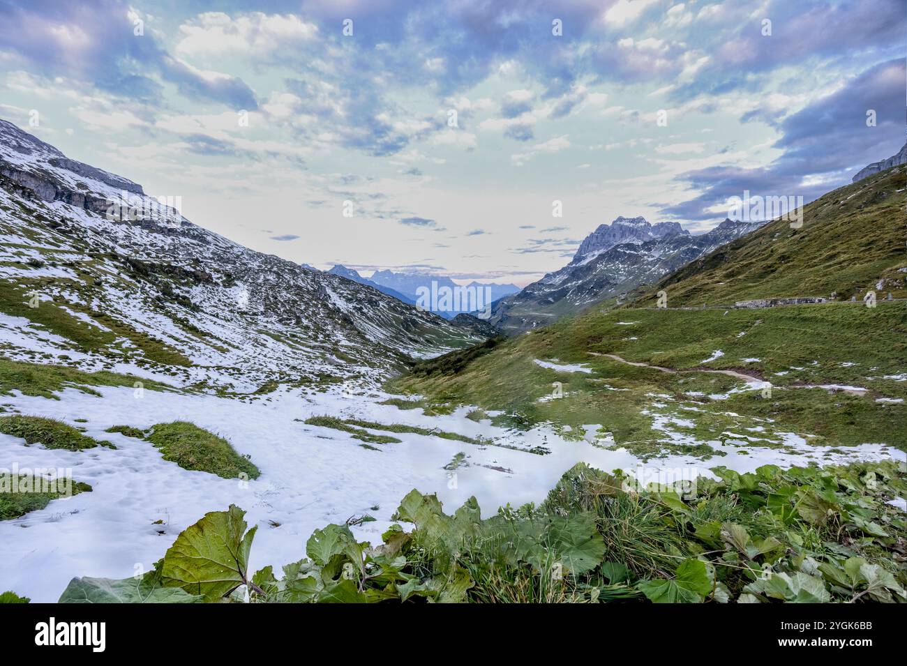 Vista mattutina dal passo di chiusa nelle Alpi svizzere Foto Stock
