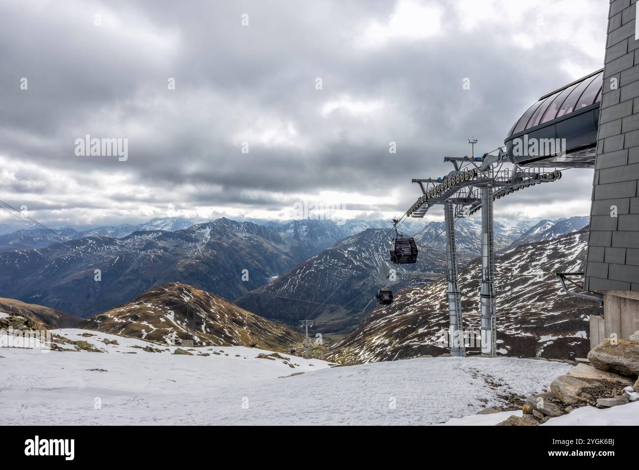 La stazione della funivia di Schneehüenerstock, coperta di neve, sul passo Oberalp in Svizzera Foto Stock