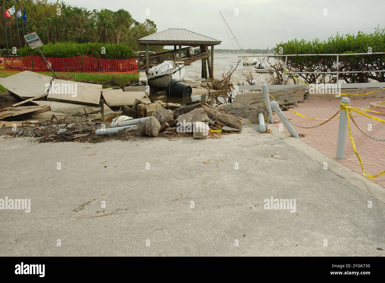 Solo per uso editoriale, 7 novembre 2024. Gulfport, Florida, Stati Uniti. Hurricane Helene e Milton Beach e costruzione di tempeste e danni da sovratensioni. Sul lungomare Foto Stock