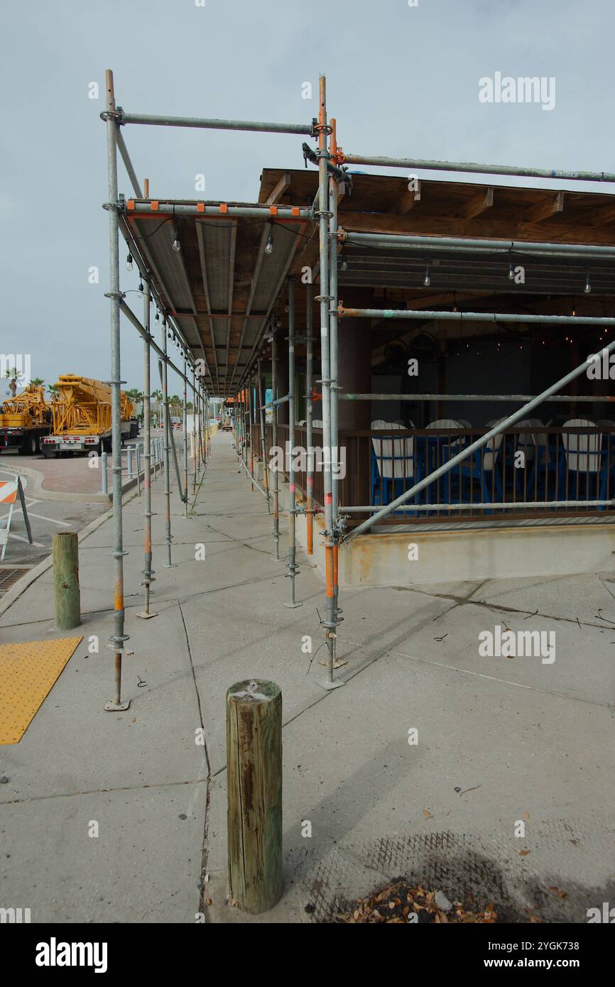 Solo per uso editoriale, 7 novembre 2024. Gulfport, Florida, Stati Uniti. Su Shore Blvd S Street, si può ammirare l'impalcatura sul lato dell'edificio e i pezzi della gru gialla da tutti Foto Stock