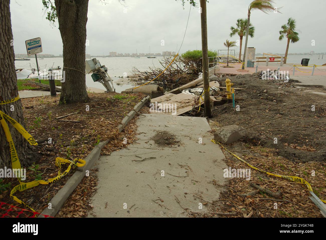 Solo per uso editoriale, 7 novembre 2024. Gulfport, Florida, Stati Uniti. Hurricane Helene e Milton Beach e costruzione di tempeste e danni da sovratensioni. Sul lungomare Foto Stock