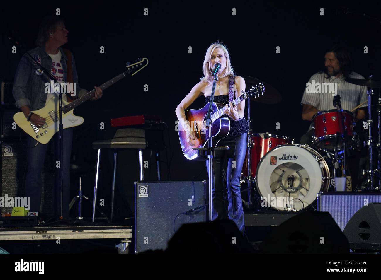 6 novembre 2024, Arlington, Texas, Stati Uniti: La cantante americana Sheryl Crow, si esibisce sul palco come parte del P!nk Summer Carnival Tour 2024 al Globe Life Field. Il 6 novembre 2024 ad Arlington, Texas, Stati Uniti. (Credit Image: © Javier Vicencio/eyepix via ZUMA Press Wire) SOLO PER USO EDITORIALE! Non per USO commerciale! Foto Stock