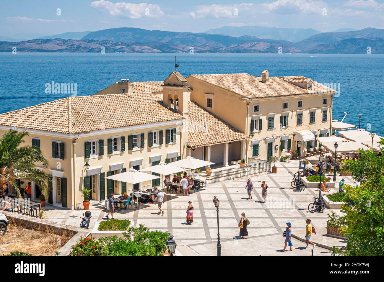 Corfù, Grecia, città vecchia di Kerkyra Palaio poli, Mar Ionio, stretto di Corfù, via Arseniou, vista panoramica sull'acqua, uomo uomo uomo, uomo, uomo Foto Stock
