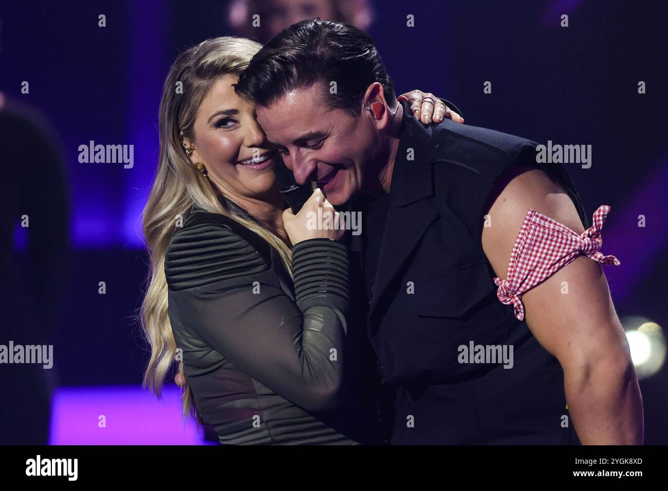 Duett - Moderatorin Beatrice Egli CHF und Saenger Andreas Gabalier - Aufzeichnung ARD Show Die Beatrice Egli Show im Studio Berlin Adlershof a Berlino - Sendetermin 31.10.2024 *** Duetto presentatrice Beatrice Egli CHF e cantante Andreas Gabalier Recording ARD Show The Beatrice Egli Show at Studio Berlin Adlershof a Berlino Data di trasmissione 31 10 2024 Foto Stock