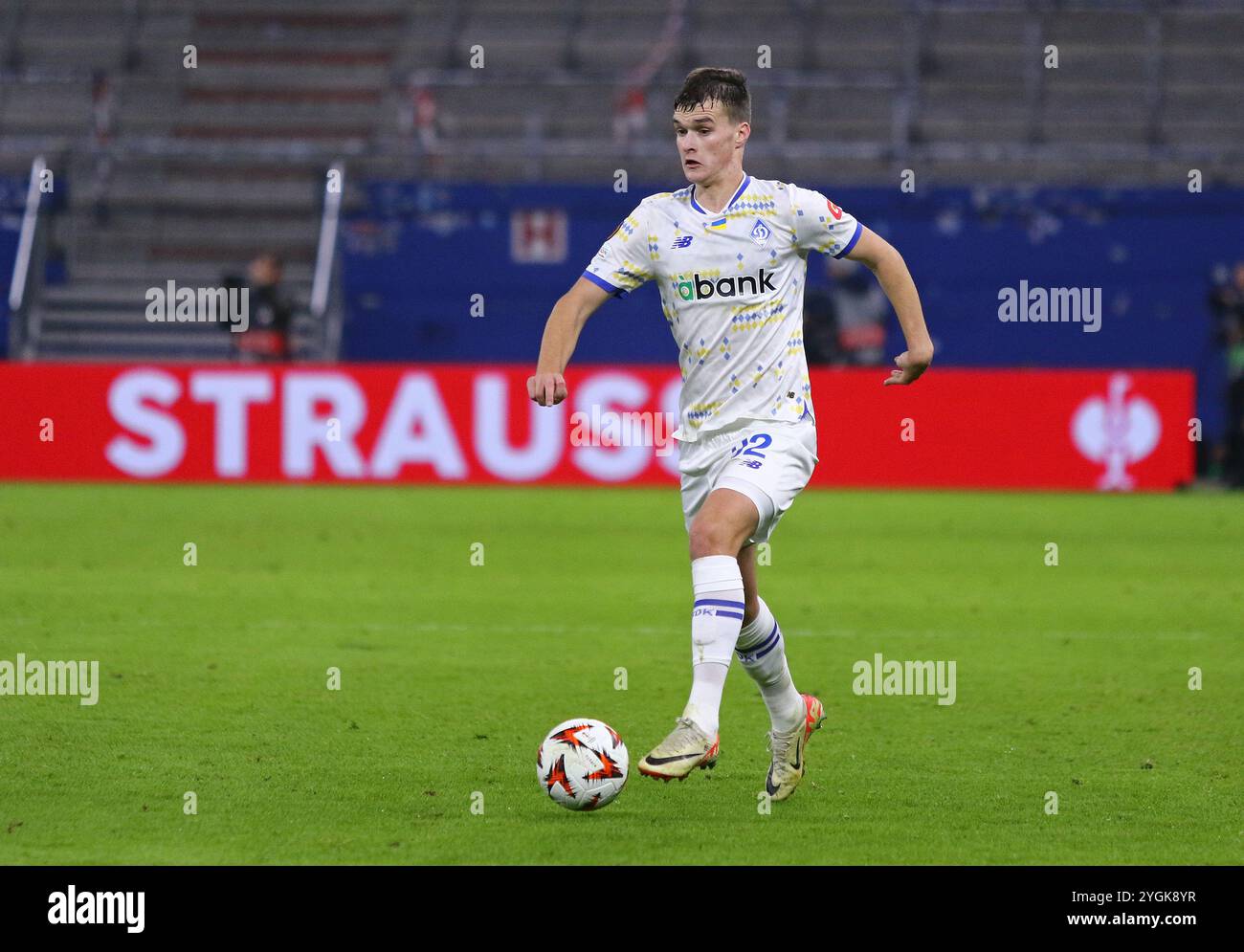 Amburgo, Germania. 7 novembre 2024. Taras Mykhavko della Dinamo Kiev (#32) controlla una palla durante la partita di UEFA Europa League Dynamo Kiev contro Ferencvaros al Volksparkstadion di Amburgo. Crediti: Oleksandr Prykhodko/Alamy Live News Foto Stock