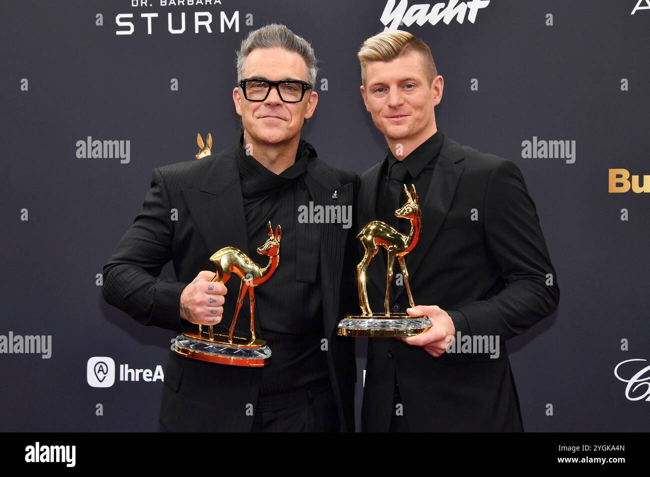 Robbie Williams e Toni Kroos bei der 76. Bambi-Verleihung 2024 nei den Bavaria Filmstudios. München, 07.11.2024 Foto Stock