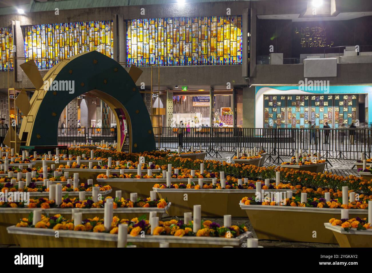 Giorno dell'altare morto adornato con calendule, candele e cibo, allestito presso la Basilica di nostra Signora di Guadalupe, per celebrare dia de Muertos Foto Stock