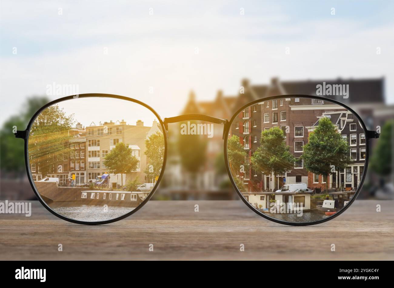Occhiali contro il paesaggio urbano. Guarda attraverso gli obiettivi più nitidi. Correzione della visione Foto Stock