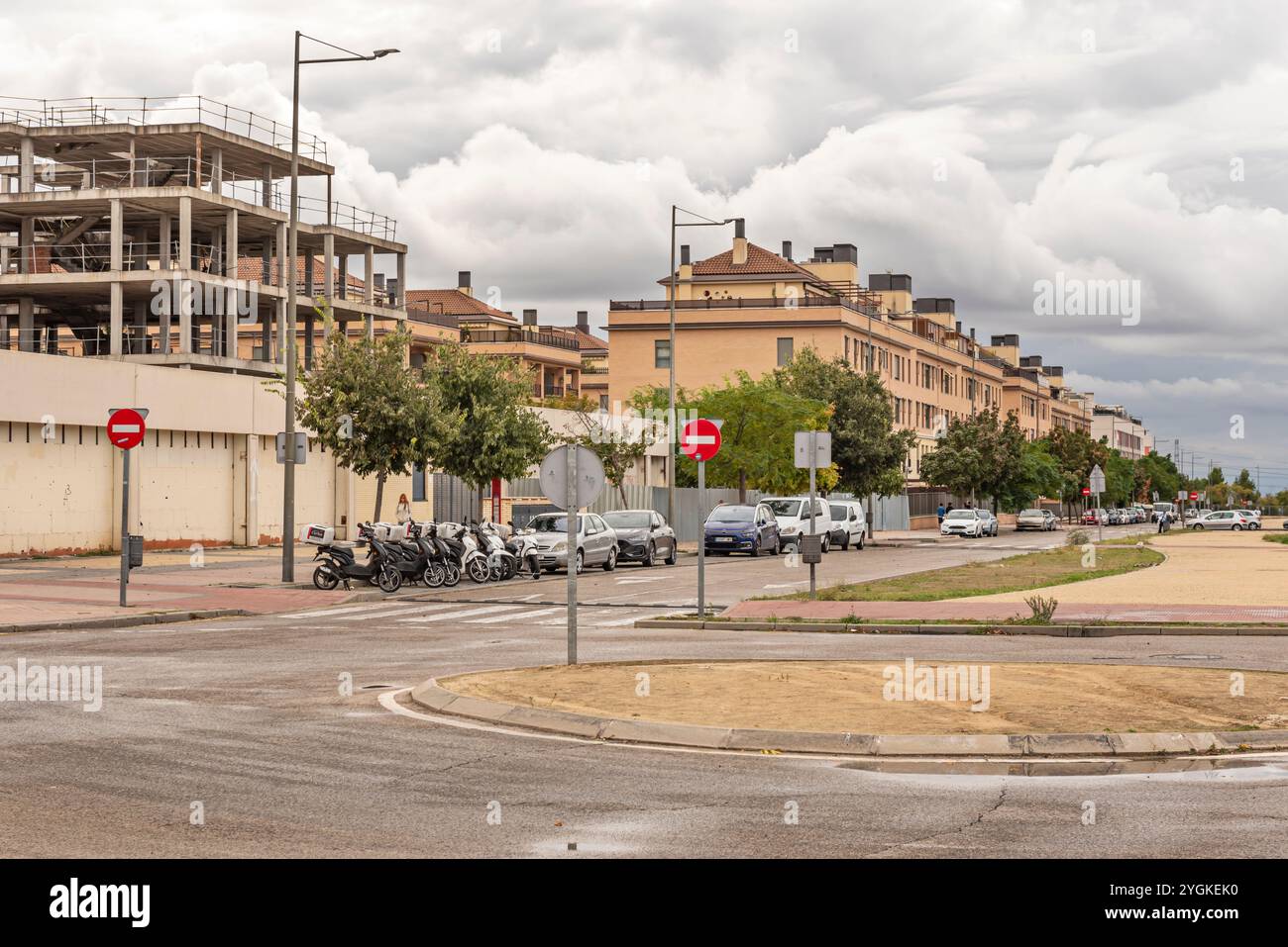 Fattori che influenzano la progettazione di facciate normative urbane: Le normative municipali stabiliscono restrizioni in materia di altezza Foto Stock