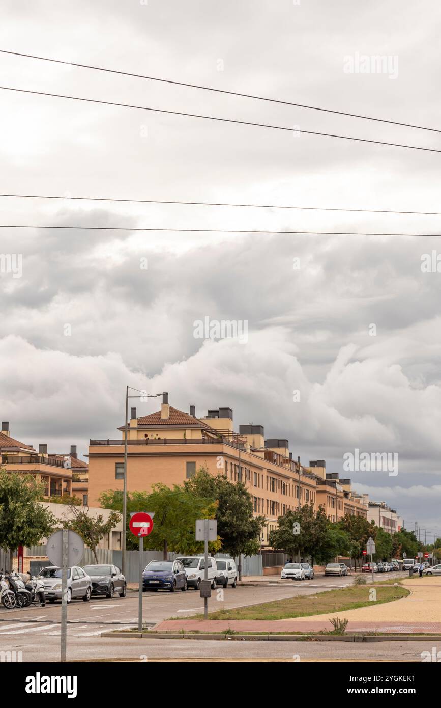 Fattori che influenzano il design delle facciate normative urbane il clima influenza la scelta dei materiali e l'orientamento delle aperture Foto Stock